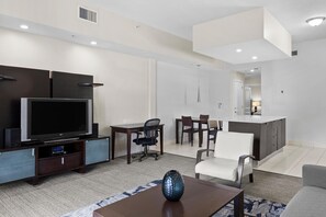 TV - Studio 1070sq ft, enjoy Golfing, Shopping, Dining (Miami)