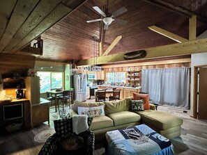 Smart-tv, eldstad och dvd-spelare