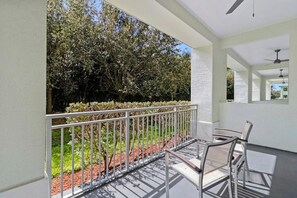Terrace/patio - King Bed Studio- Pool, Dining, Parking, Spa (Miami)