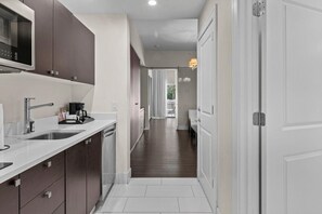 Coffee/tea maker, fridge, microwave, dishwasher - King Bed Studio- Pool, Dining, Parking, Spa (Miami)