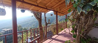 Superb 6-bedroom farmhouse in Mukteshwar with fitness room, WiFi