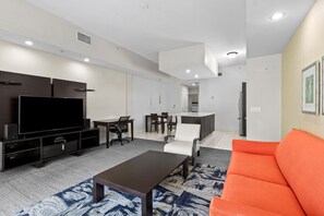 TV - Foodie Paradise in Downtown Doral – XL King Studio (Miami)