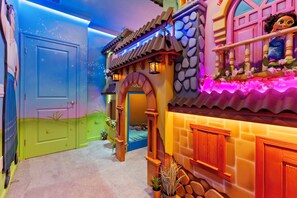 12 Schlafzimmer, Bügeleisen/Bügelbrett, Reisekinderbett, WLAN