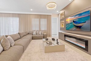 Una televisión, una chimenea, videojuegos