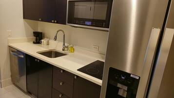 Refrigerador, microondas, lavavajillas y cafetera y tetera