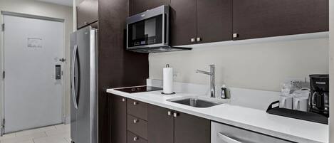 冷蔵庫、電子レンジ、食器洗い機、コーヒー / ティーメーカー