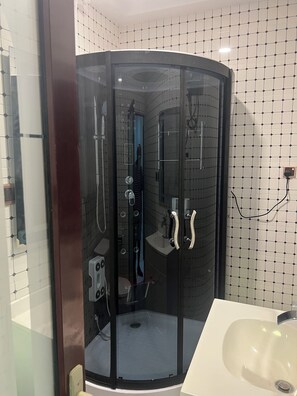 Toalhas de banho, sabonete, shampoo, papel higiênico