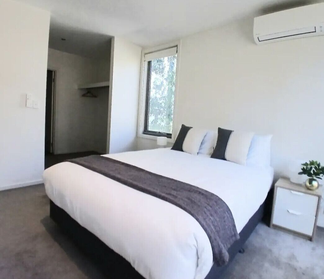 5 Schlafzimmer, Schreibtisch, Bügeleisen/Bügelbrett, Reisekinderbett