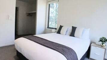 5 Schlafzimmer, Schreibtisch, Bügeleisen/Bügelbrett, Reisekinderbett