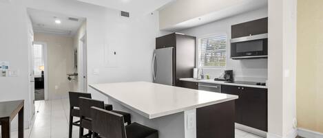 Réfrigérateur, micro-ondes, lave-vaisselle, cafetière/bouilloire