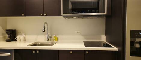 Refrigerador, microondas, lavavajillas y cafetera y tetera