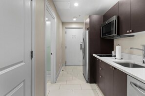 Fridge, microwave, dishwasher, coffee/tea maker - Near 4 Major Golf Courses-King Studio with Kitchen (Miami)