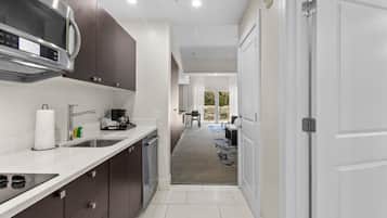 Frigorifero, microonde, lavastoviglie, macchina per tè/caffè