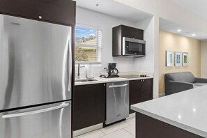 Fridge, microwave, dishwasher, coffee/tea maker - Relax & Unwind in Doral, Large Studio – sleep 5 (Miami)