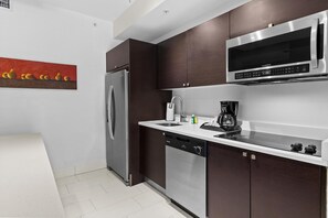 Geladeira, micro-ondas, lava-louças, cafeteira/chaleira