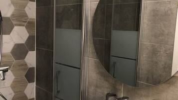 Een haardroger, handdoeken