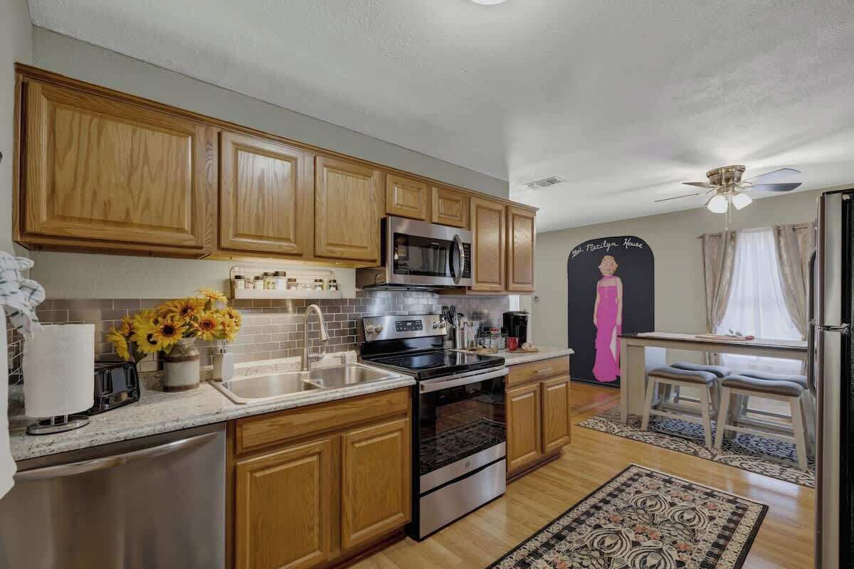 ثلاجة، ميكروويف، فرن، موقد طهي مسطح