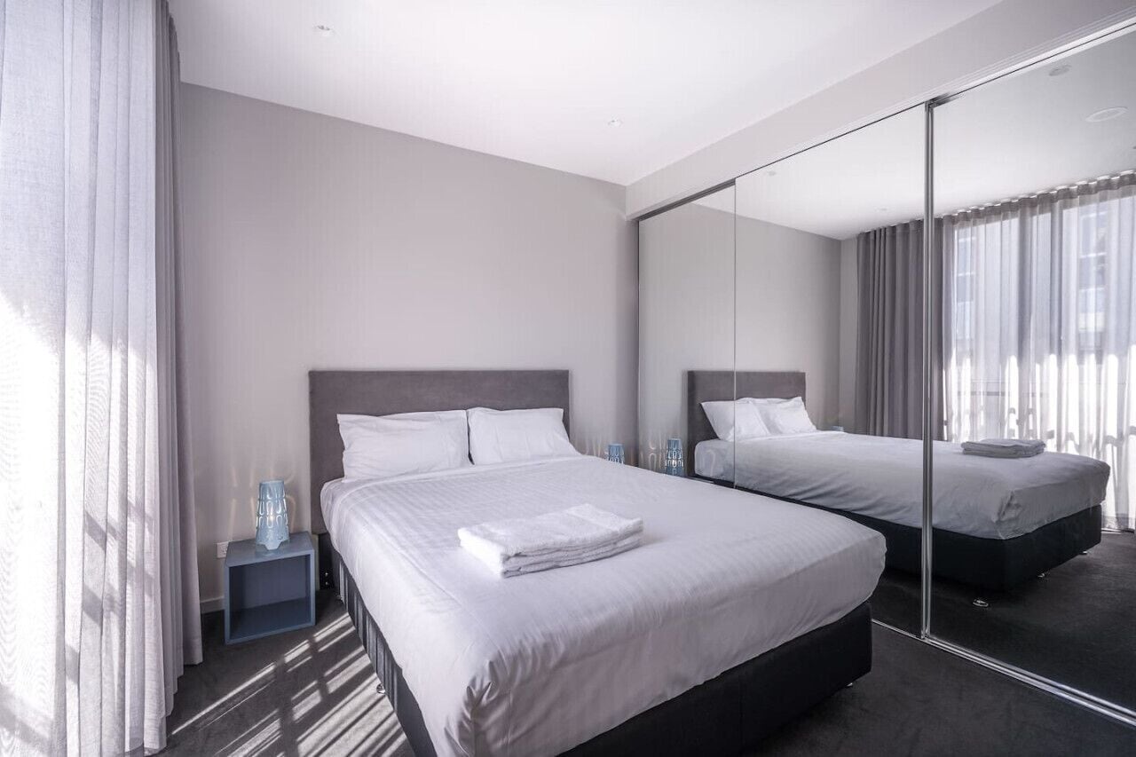 2 habitaciones, escritorio, tabla de planchar con plancha y wifi 