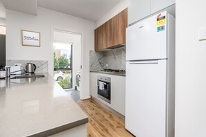 Een koelkast, een magnetron, een oven, een kookplaat