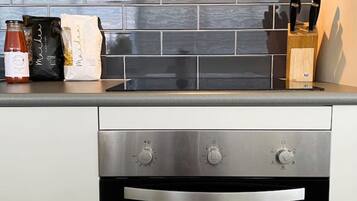 Frigorífico, microondas, horno y placa de cocina