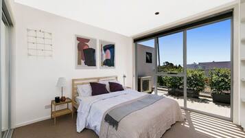 3 bedrooms, desk, iron/ironing board, WiFi