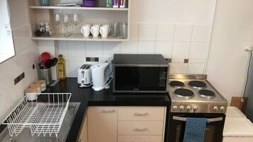 Kylskåp, mikrovågsugn, ugn och spishäll