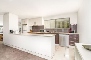 Fridge, microwave, oven, stovetop - Modern 2BR 2BA Apartment Close to City & ANU (Turner)