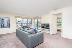 TV - Modern 2BR 2BA Apartment Close to City & ANU (Turner)