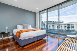 2 bedrooms, desk, iron/ironing board, WiFi