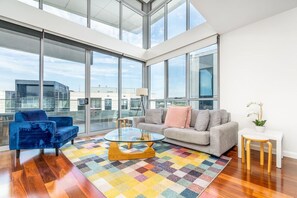 Smart TV, books - 2BR Apt Near Parliament House (Barton)