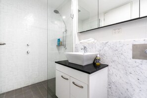 Hair dryer, towels - 2BR Apt Near Parliament House (Barton)