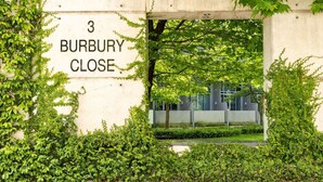 Ein Schild mit der Aufschrift '3 BURBURY CLOSE', das einen Ort angibt.
