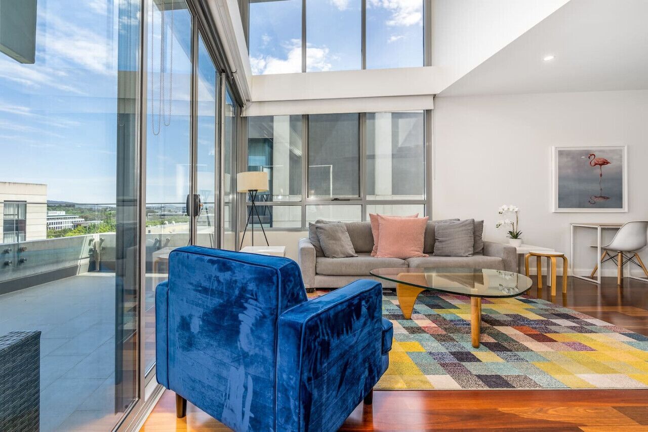 Een smart-tv en boeken