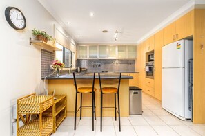 Een koelkast, een microgolfoven, een oven, een kookplaat