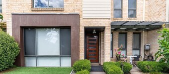 Superb 3BR Townhouse near Town Centre!
