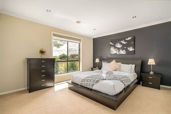 3 slaapkamers, een bureau, een strijkplank/strijkijzer, wifi