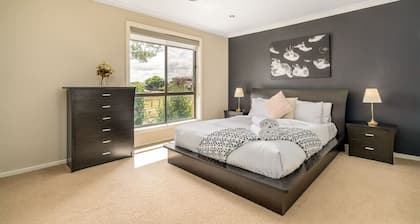 Superb 3BR Townhouse near Town Centre!