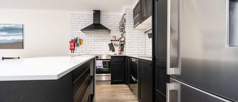 Kühlschrank, Mikrowelle, Ofen, Herdplatte