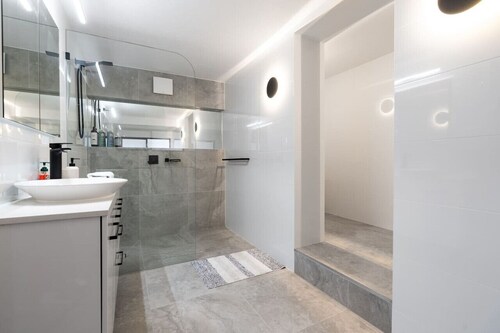 Renovated Townhouse Close to the CBD and Schools