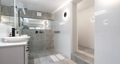 Renovated Townhouse Close to the CBD and Schools