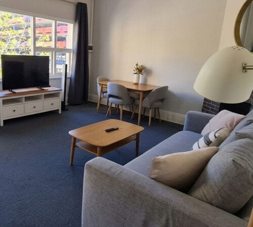 Retro Apt meters from Bathers Beach