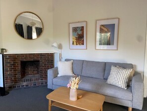 TV, offices - Retro Apt meters from Bathers Beach (Fremantle)