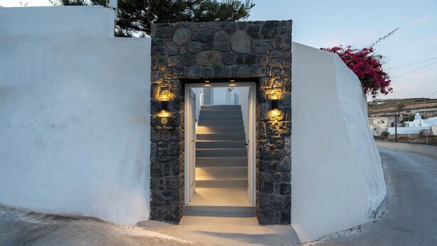 Ein steinerner Bogen führt zu einer Treppe, neben der ein Schild mit der Aufschrift "Villa Sharm" steht.
