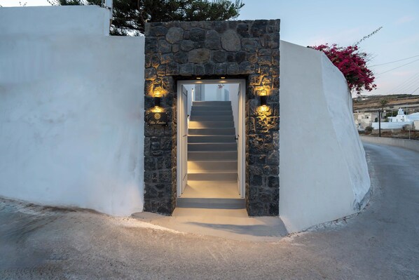 Front of property - New Lux Villa Kambos & Prive Jacuzzi (Santorini)