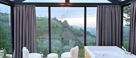 3 bedrooms, pillow-top beds, free WiFi, bed sheets