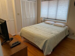 2 habitaciones, tabla de planchar con plancha y cuna de viaje 