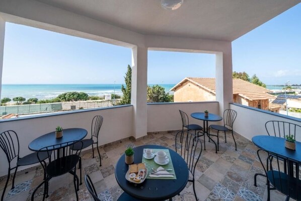 Outdoor dining - The Staircase Rooms (Double Room with Sea View) (Porto Empedocle)