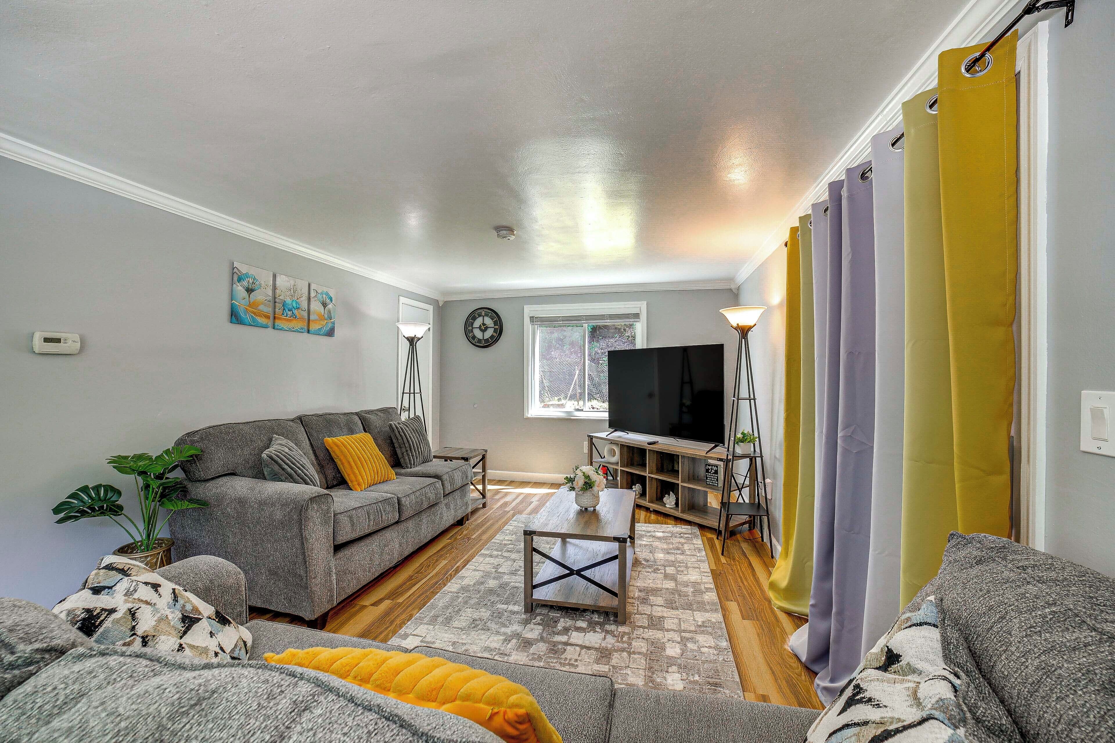 Bright Pittsburgh House w/ Yard: 3 Mi to Downtown!