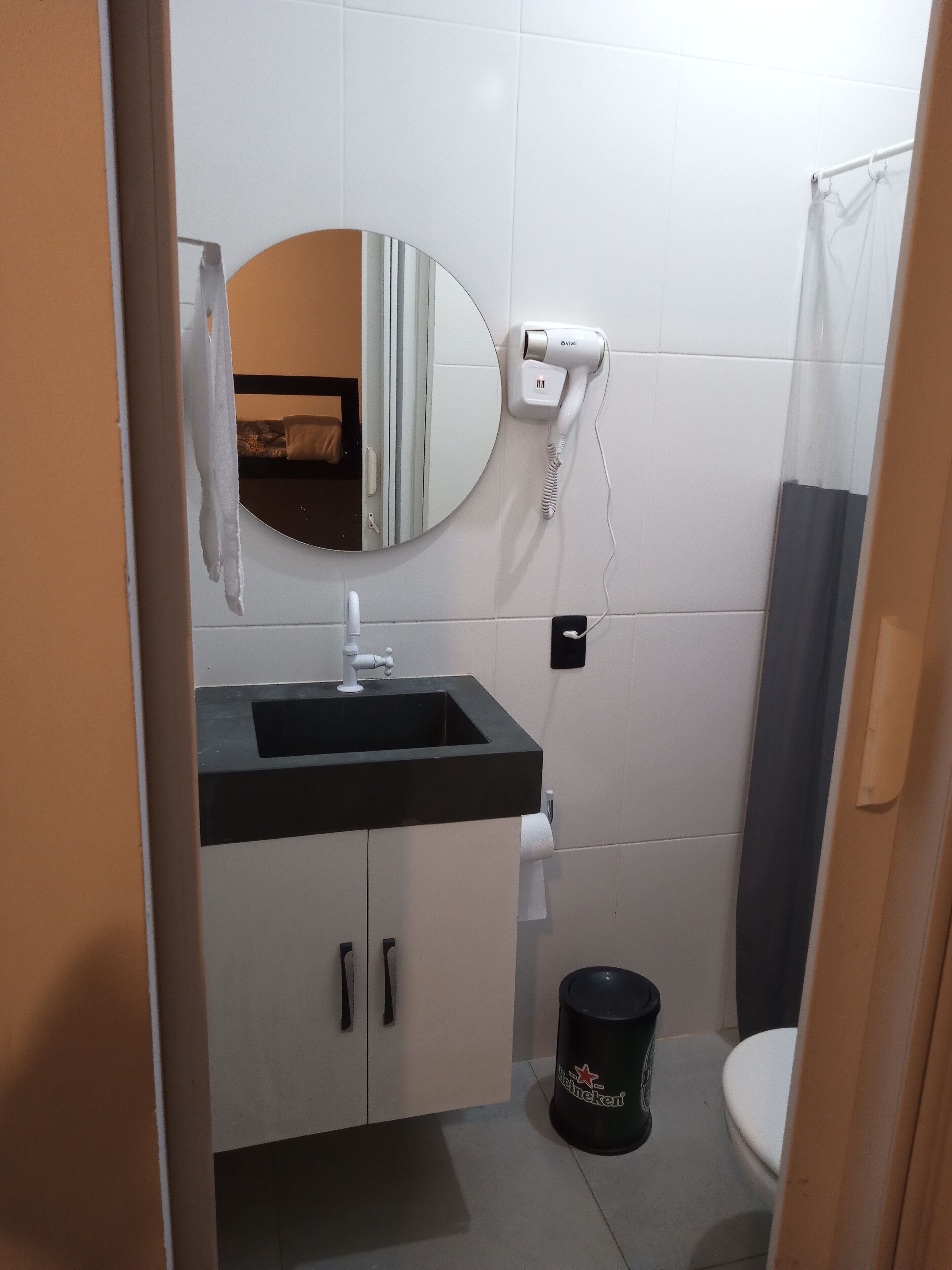 Haartrockner, Handtücher, Shampoo, Toilettenpapier