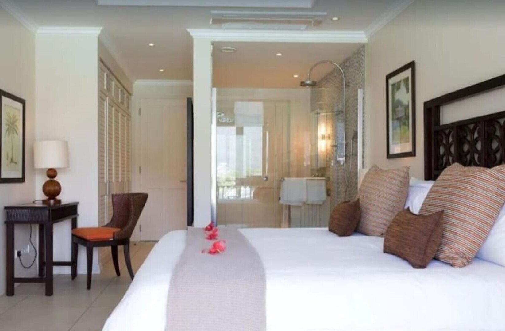 4 habitaciones, tabla de planchar con plancha, wifi y ropa de cama 